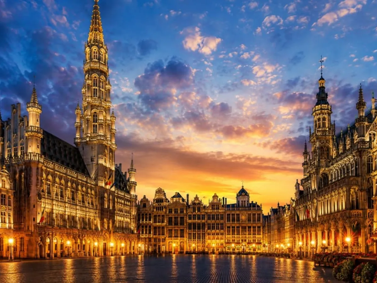 Grand Place iluminada ao entardecer, em Bruxelas