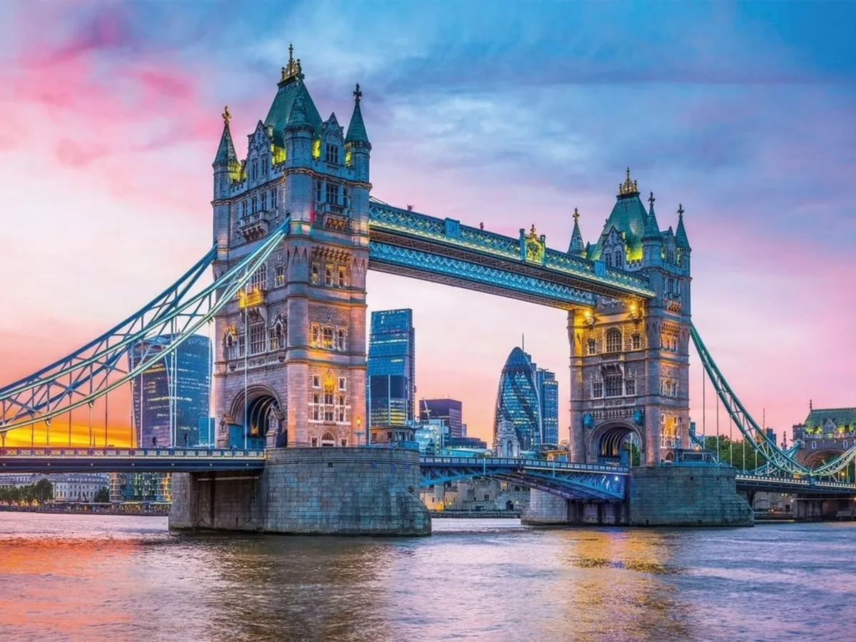 Tower Bridge ao pôr do sol, em Londres