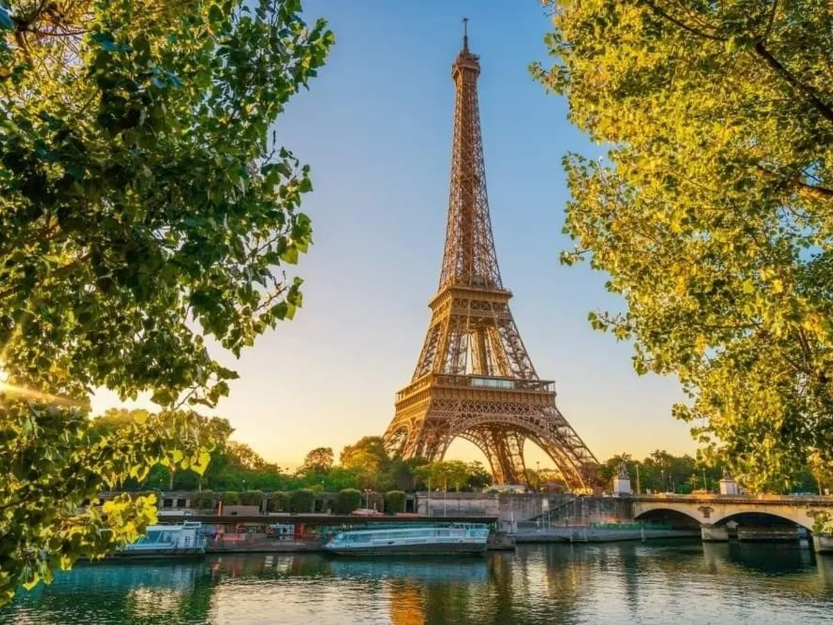 Torre Eiffel e o rio Sena, em Paris